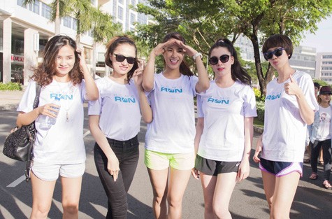 Các nghệ sĩ tham dự cuộc đua chạy do công ty Hà Tăng tổ chức